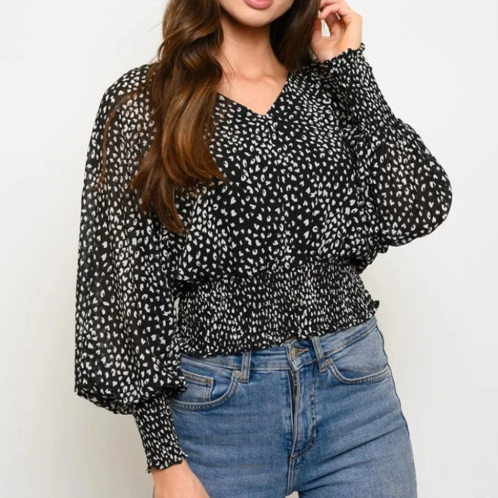 WOMEN'S SMOCKED LOND DOLMAN SLEEVE V-NECK TOP - Picture 3 of 3